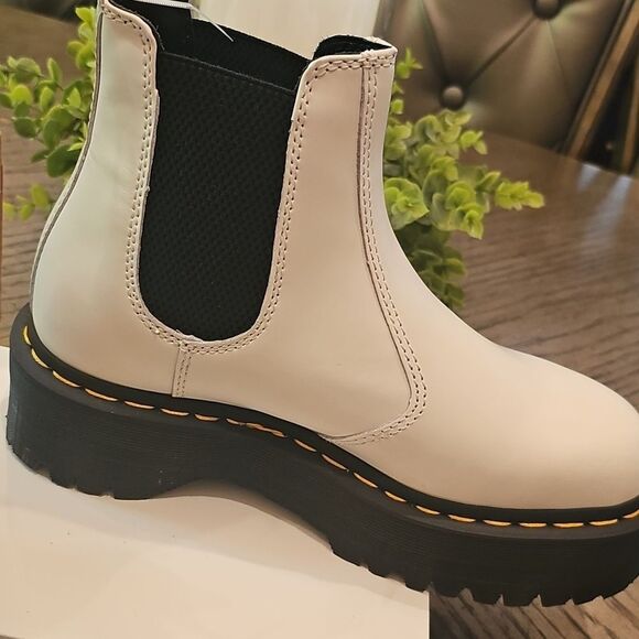 White Dr. Martens 2976 Quad Chelsea Boot Size 7 NWT AirWair - Picture 5 of 13